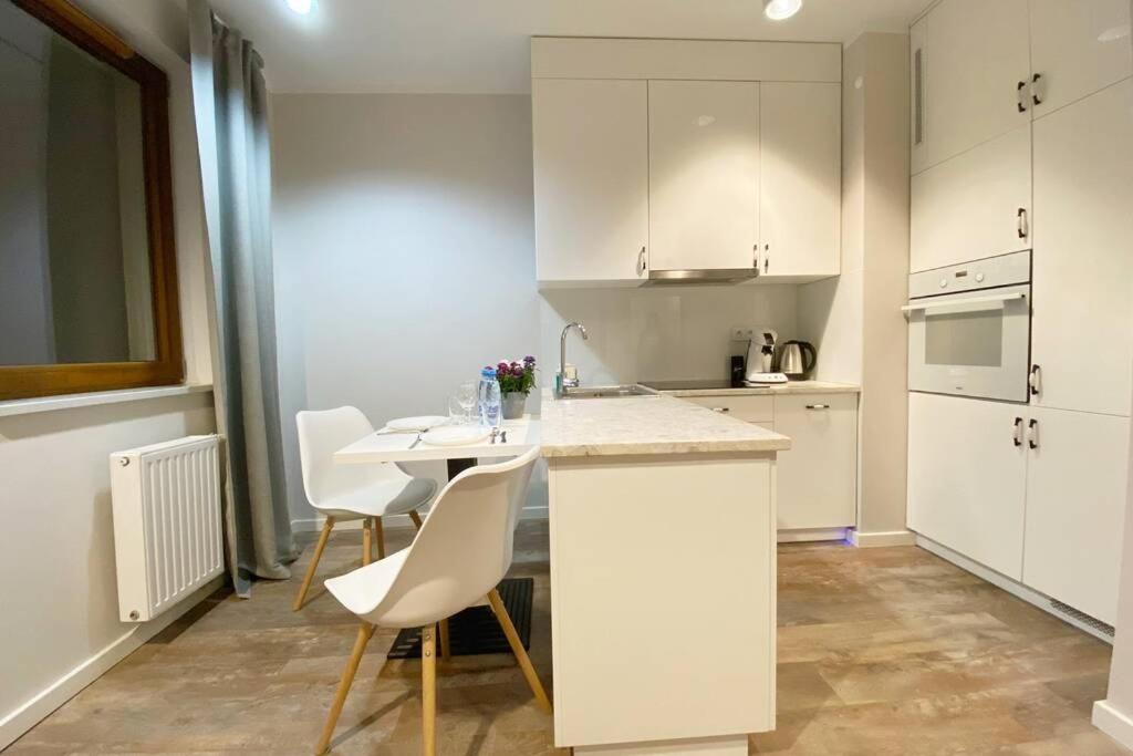 Exclusive 2Br! Apartment Near City Center +Netflix Warschau Buitenkant foto
