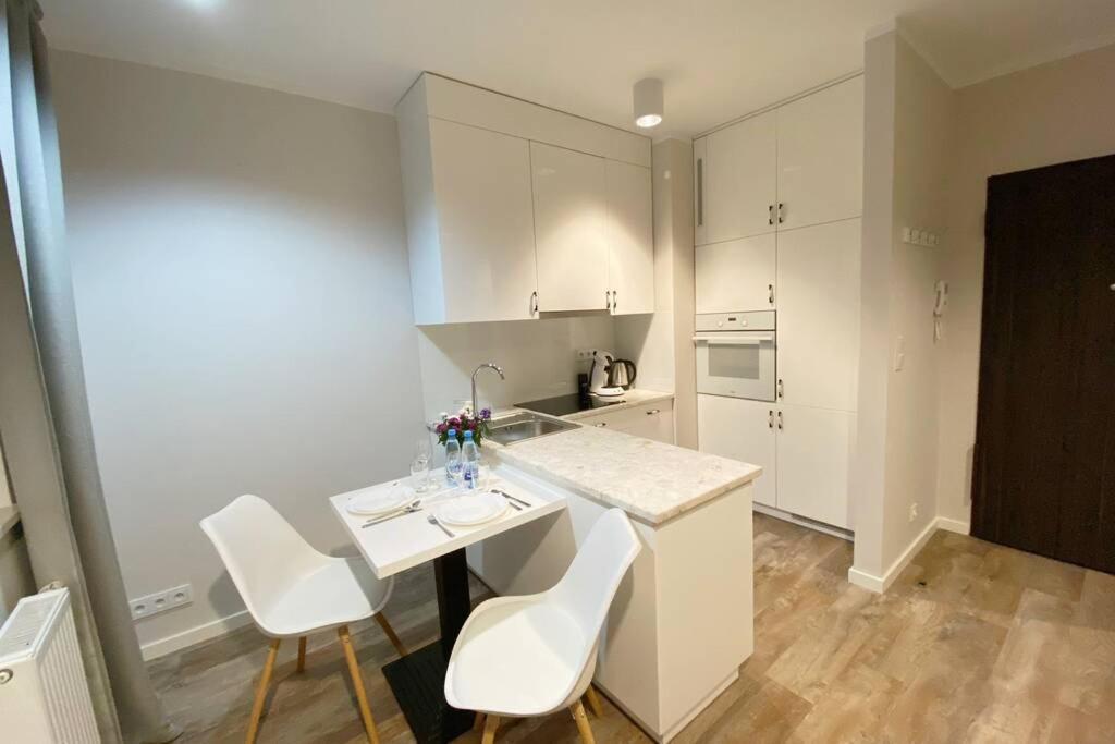 Exclusive 2Br! Apartment Near City Center +Netflix Warschau Buitenkant foto